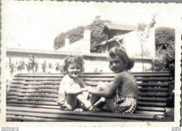 PHOTO DE 8.5 X 6 CMS DEUX FILLETTES ASSISES SUR UN BANC - Anonyme Personen