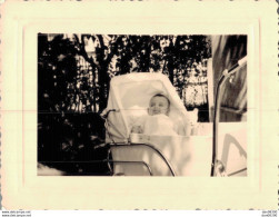 PHOTO DE 11 X 8 CMS UN BEBE DANS SON LANDAU - Anonyme Personen