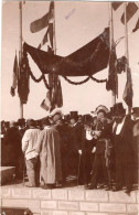 Carte Photo D'hommes élégante Et Des Officiers Francais Pendant  Une Manifestation Vers 1910 - Anonieme Personen