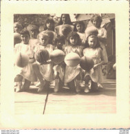 PHOTO DE 9 X 9 CMS UNE EQUIPE DE FILLES AVEC DES GROS BALLONS ALVEOLAIRES PEUT ETRE DE LA GRS MAI 1958 - Anonyme Personen