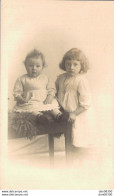 CARTE PHOTO NON IDENTIFIEE REPRESENTANT DEUX FILLETTES POSANT DANS LE STUDIO HAMILTON 32 OCEAN ROAD SOUTH SHIELDS - To Identify