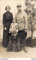 CARTE PHOTO NON IDENTIFIEE REPRESENTANT UN SOLDAT N°362 SUR LE COL AVEC UNE FEMME ET UNE FILLETTE - Te Identificeren