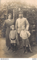 CARTE PHOTO NON IDENTIFIEE REPRESENTANT UN SOLDAT N°17 SUR LE COL AVEC UNE FEMME ET DEUX ENFANTS - Zu Identifizieren