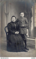 CARTE PHOTO NON IDENTIFIEE REPRESENTANT UNE FEMME ASSISE ET UN JEUNE GARCON AVEC UNE CIGARETTE PHOTO ARNOUX AMIENS - To Identify