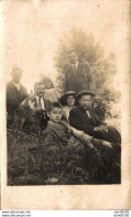 CARTE PHOTO NON IDENTIFIEE REPRESENTANT UNE FAMILLE ASSISE DANS L'HERBE - Zu Identifizieren