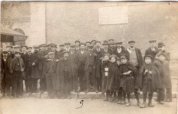 Carte Photo D'hommes Et Des Enfants Posant Dans La Rue D'une Ville Vers 1910 - Personnes Anonymes