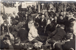 Carte Photo D'un Enterrement Dans Un Cimetière Avec La Descente Du Cerceuil - Anonyme Personen