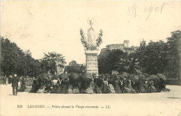 65 - LOURDES - PRIERE DEVANT LA VIERGE - Lourdes