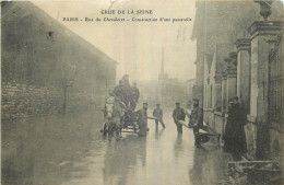 75 - PARIS - CRUE DE LA SEINE - RUE CHEVALERET - CONSTRUCTION D'UNE PASSERELLE - De Overstroming Van 1910