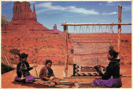 Indiens - Navajos - A Navajo Indian Woman Passes The Art Of Weaving A Navajo Rug Down To Her Daughters At Beautiful Monu - Indiaans (Noord-Amerikaans)