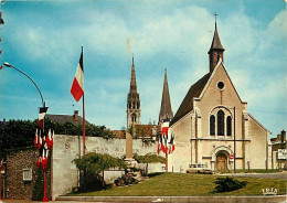 28 - Chartres - Monument à La Mémoire De Jean Moulin (Sculpteur M. Marcel Courbier) Et La Chapelle Ste-Foy - Au Fond, Le - Chartres
