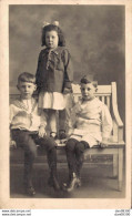 CARTE PHOTO NON IDENTIFIEE REPRESENTANT TROIS ENFANTS SUR UN BANC - Zu Identifizieren