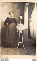 CARTE PHOTO NON IDENTIFIEE REPRESENTANT UNE JEUNE FEMME SOUVENIR DE ALINE MICHELET LE 2 JUIN 1916 A NICE POUR SES 15 ANS - Zu Identifizieren