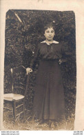 CARTE PHOTO NON IDENTIFIEE REPRESENTANT UNE FEMME DANS UN JARDIN EN 1917 - A Identifier