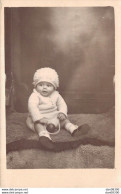 CARTE PHOTO NON IDENTIFIEE REPRESENTANT UN BEBE ASSIS PHOTO COUSIN FRANCOIS ROUTE NATIONALE NOEUX LES MINES 62 - A Identifier