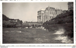 PHOTO DE 13 X 8 CMS BIARRITZ LE BASLA PAR GRANDE MAREE LE 14 AOUT 1935 - Lugares