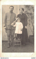 CARTE PHOTO NON IDENTIFIEE REPRESENTANT UN SOLDAT UNE FEMME ET UNE FILLETTE - Zu Identifizieren