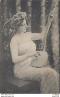 UNE MUSICIENNE AUX EPAULES NUES JOUANT D'UN INSTRUMENT A CORDES GENRE BANDJO OU MANDOLINE OU AUTRE - Music And Musicians