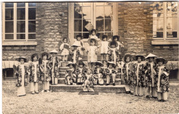 Carte Photo D'une Classe De Jeune Fille élégante Déguisée Posant Dans La Cour De Leurs école - Anonieme Personen