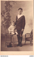 CARTE PHOTO NON IDENTIFIEE REPRESENTANT UN JEUNE GARCON AVEC UN BEBE 11 JUIN 1933 JEAN ET MARCEL - Zu Identifizieren