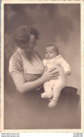 CARTE PHOTO NON IDENTIFIEE REPRESENTANT UNE FEMME AVEC UN BEBE STUDIO ETIENNE LE GRAND RUE RENE MADEC QUIMPER - To Identify