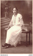 CARTE PHOTO NON IDENTIFIEE REPRESENTANT UNE JEUNE FEMME EN ROBE BLANCHE ASSISE STUDIO BECK A ANZIN - Zu Identifizieren