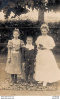 CARTE PHOTO NON IDENTIFIEE REPRESENTANT UNE COMMUNIANTE JEANNE POTTIEZ AVEC DEUX AUTRES ENFANTS - Zu Identifizieren