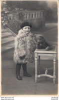 CARTE PHOTO NON IDENTIFIEE REPRESENTANT UNE FILLETTE AVEC SON NOUNOURS - A Identifier