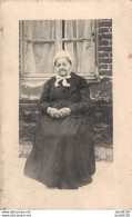 CARTE PHOTO NON IDENTIFIEE REPRESENTANT UNE FEMME AGEE ASSISE DEHORS DANS LA NEIGE - A Identifier