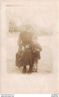 CARTE PHOTO NON IDENTIFIEE REPRESENTANT UNE FEMME AGEE AVEC UN JEUNE ENFANT - To Identify