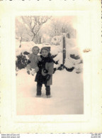 PHOTO DE 10.5 X 8 CMS UNE FILLETTE DANS LA NEIGE TENANT DANS SES BRAS UN BAIGNEUR (POUPEE REALISTE) - Anonymous Persons