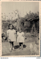 PHOTO DE 12 X 8.5 CMS DEUX FILLETTES DANS UN JARDIN - Anonyme Personen