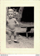 PHOTO DE 10.5 X 8 CMS UN JEUNE GARCON EN SLIP ET EN MARCEL - Anonyme Personen