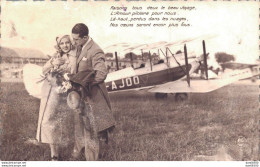 FAISONS TOUS DEUX LE BEAU VOYAGE.... COUPLE DEVANT UN AVION BIPLAN - 1919-1938: Entre Guerres