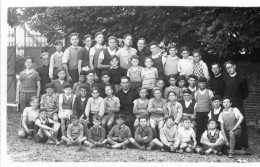 Carte Photo D'une Classe De Jeune Garcon Avec Leurs Maitre ( Des Curés ) Posant Dans La Cour De Leurs école - Anonyme Personen