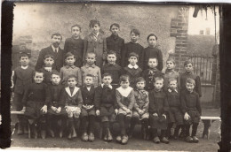 Carte Photo D'une Classe De Jeune Garcon Posant Avec Leurs Maitre Dans La Cour De Leurs école Vers 1915 - Anonymous Persons