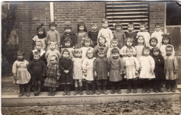 Carte Photo D'une Classe De Petit Enfants Posant Devant Leurs école - Persone Anonimi