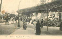 03 - VICHY  UNE ALLEE DU PARC - Vichy