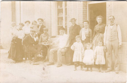 Carte Photo D'une Famille Avec Des Clients Posant Devant Un Bar-épicerie Dans Un Village Vers 1905 - Personnes Anonymes