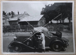 Tely Montant Au Volant De Sa 1933 Pontiac Economy Eight Photo Snapshot Datée 1935 - Automobile