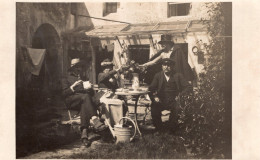 Carte Photo D'une Famille Buvant Le Café Dans La Cour De Leurs Maison - Anonymous Persons