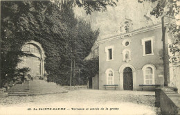 13 - LA SAINTE BAUME - TERRASSE ET ENTREE DE LA GROTTE - Sonstige & Ohne Zuordnung