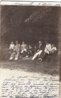 Carte Photo D'une Famille élégante Assise Sur Le Bord D'une Route De Campagne En 1904 - Persone Anonimi