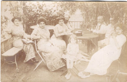 Carte Photo D'une Famille élégante Avec Leurs Chien Sous La Table  Se Reposant Sur Leurs Terrasse Vers 1905 - Anonieme Personen