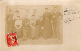 Carte Photo D'une Famille élégante Avec Un Militaire Francais Posant Devant Leurs Maison En 1908 - Personas Anónimos