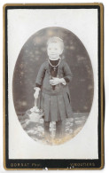 PHOTO CDV  Vers 1890 **  ENFANT AVEC UN BOUQUET     ** PHOTOGRAPHE DORNAT A VIMOUTIERS    ** - Oud (voor 1900)