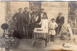 Carte Photo D'une Famille élégante Posant Dans La Cour De Leurs Maison - Anonymous Persons