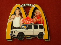 GROS Pin's  MERCEDES 4x4 B - JOHNNY HALLIDAY - MARILYN MONROE - MICHELIN - Taille : 60 X 55 Mm - Tirage : 25 Exemplaires - Peugeot