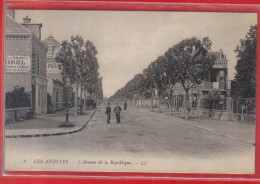 Carte Postale 27. Les Andelys  Avenue De La République Très Beau Plan - Les Andelys