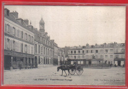 Carte Postale 27. Les Andelys Grand Hotel  Attelage   Place Nicolas Poussin  Très Beau Plan - Les Andelys